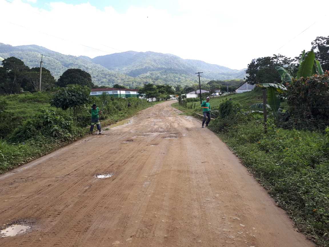 Camacã: Prefeitura realiza Mutirão de limpeza e pintura no Distrito de Jacareci